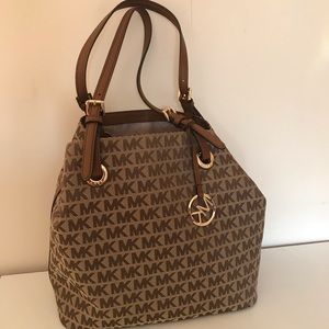 Brand new Authentic Michael Kors handbag.